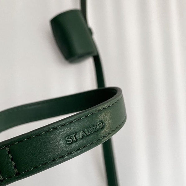 ST ARGO vegan leather bottle green leash up close